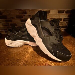Nike Air Huarache Black And White Size 5Y US Oreo Colour way